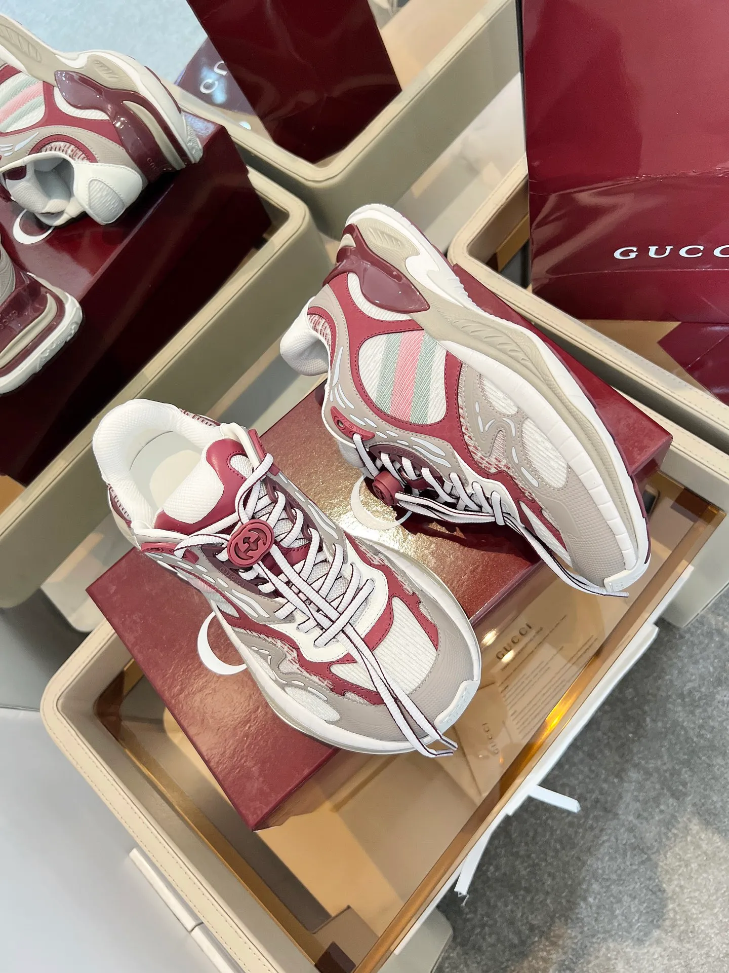 p900💰Men's shoes ❤️Gucci series 2.0 sneakers are made with heavy investment❤️‍🔥❤️‍🔥❤️‍🔥Renewed interpretation of the brand's iconic striped webbing elements😍😍When retro genes collide with futuristic design🎊🎊This new pair of Gucci shoes directly reaches the trend threshold💥 ✔️Color caron contrasting color + classic stripes, GG reflective piping, good visual impact, with high-light filter when out on the street ✔️Multi-layer structure of different materials, mesh breathability, leather shaping, outsole EVA foam and TPU combination😍😍😍Fashion and practicality are both online ✔️ The details are double G midsole + iconic double G lock shoelaces, the retro DNA is crazy and restless, and every step is based on the trendy aesthetic❤️❤️❤️❤️ Matching size: Male 39-45